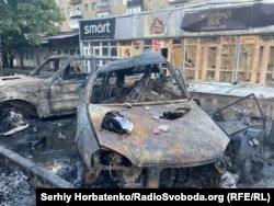 Обгоревшие автомобили после удара по рынку Константиновки, 6 сентября 2023 года