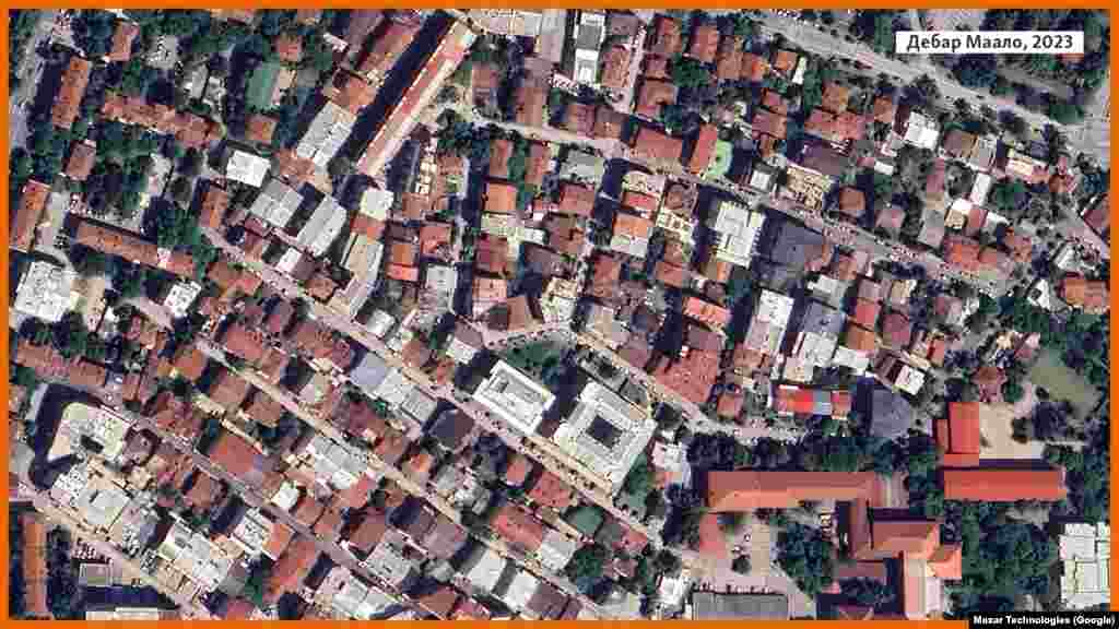 Населбата Дебар Маало е дел од Општина Центар и е првата населба во Скопје која беше на удар на урбанизацијата. Во моментов на прсти се бројат старите куќи кои и ги демнат инвеститорите. Иницијативите како &bdquo;Шанса за Центар&ldquo; постојано реагираа дека јавниот интерес целосно се игнорира во населбата за сметка на приватните интереси на градежни фирми и поединци со влијание. Во 2003 година во Центар имало 18.848 станови, а бројката во 2023 бројката е зголемена на 27.065 станови.&nbsp; &nbsp;