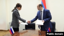 Armenia - Armenia's Deputy Minsiter of High-Technology Avet Poghosian and Russia's Deputy Minister of Mass Communication Bella Cherkesova sign a joint statement in Yerevan.