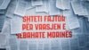 Një stendë e ngritur para Këshillit Prokurorial të Kosovës, me fletët e vendimit të Gjykatës Kushtetuese që konstatoi se shteti “ia shkeli të drejtën për jetë” Sebahate Morinës. 4 prill 2023