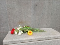 Цветы у памятника политрепрессированным в память о Навальном