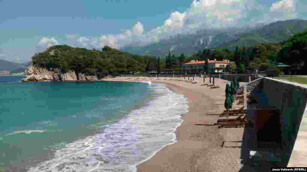 Još skuplje je iznajmljivanje plažnog mobilijara na plaži hotela Miločer, koji košta 220 eura. Za sada nema propratnih ugostiteljskih sadržaja. Kako je za RSE saopšteno iz Javnog preduzeća Morsko dobro, koje gazduje crnogorskom obalom, Adriatic Properties je platio godišnju naknadu za zakup hotelskih plaža ukupno 77,5 hiljada eura, bez PDV-a. &nbsp;
