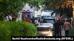 Поліція і «швидкі» біля будівлі Шевченківського райсуду Києва, 5 липня 2023 року