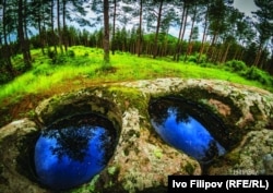  Самодивски взор - подробност от скално изсечена шараптаж край село Самодива, община Кирково. От изложбата на Иво Филипов 