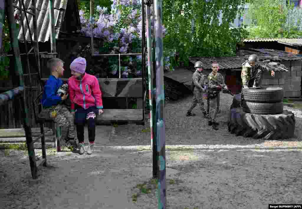 A több mint egy éve tartó harcok, az erőszak, a veszteség és a félelem visszavonhatatlanul része lett az ukrán gyerekek&nbsp;világképének.&nbsp;A stresszhormonok hosszan tartó aktiválása korai gyermekkorban csökkentheti az agy tanulással és gondolkodással foglalkozó területeinek idegi kapcsolatait, ami befolyásolja a gyermekek későbbi teljesítőképességét is