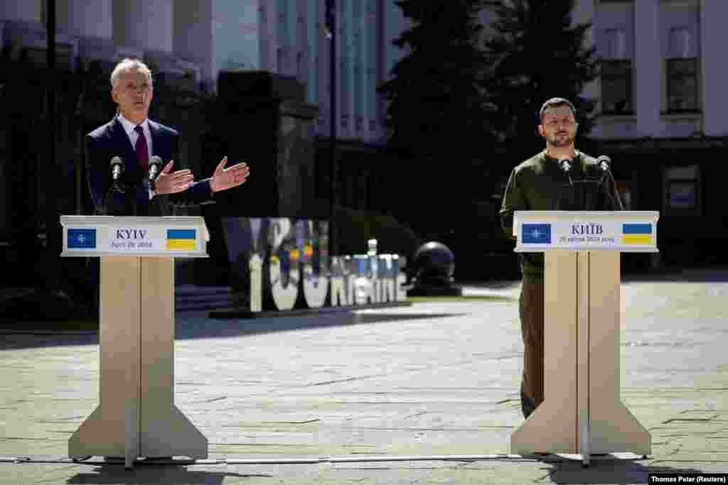 Президент України Володимир Зеленський і генеральний секретар НАТО Єнс Столтенберг на прес-конференції в Києві, 29 квітня 2024 року