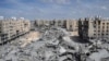 Imagine cu ruine ale unor imobile distruse de bombardamente ale armatei israeliene în orașul Khan Yunis din sudul Fâșiei Gaza, de unde armata israeliană a anunțat că se retrage.