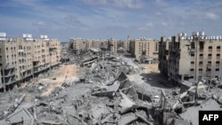 Imagine cu ruine ale unor imobile distruse de bombardamente ale armatei israeliene în orașul Khan Yunis din sudul Fâșiei Gaza, de unde armata israeliană a anunțat că se retrage.