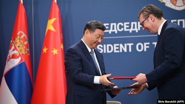 Srbija i Kina su 2016. potpisale izjavu o strateškom partnerstvu. Na fotografiji: predsednik Kine Si Đinping i predsednik Srbije Aleksandar Vučić razmenjuju potpisane sporazume tokom posete kineskog predsednika Beogradu, 8. maj 2024.