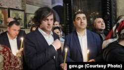 მთავრობის ადმინისტრაციის ფოტო: 5 მაისი, 2024 წელი. სიონის საკათედრო ტაძარი. სააღდგომო ლიტურგია. საქართველოს პრემიერ-მინისტრი ირაკლი კობახიძე და პარლამენტის თავმჯდომარე შალვა პაპუაშვილი.