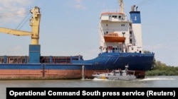 O navă de containere intră în Dunăre de la Marea Neagră însoțită de Garda de Coastă ucraineană în iulie.