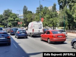 Vozači u Sarajevu u podne su izašli iz automobila kako bi odali počast srebreničkim žrtvama, 11. juli 2024.