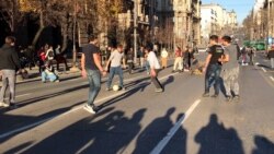 Studenții sârbi joacă fotbal și citesc cărți pe străzile din Belgrad, în timp ce protestele față de alegeri continuă