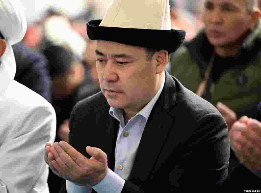 Кыргызстандын президенти Садыр Жапаров Имам Сарахси атындагы мечитте окулган Айт намазга катышты.