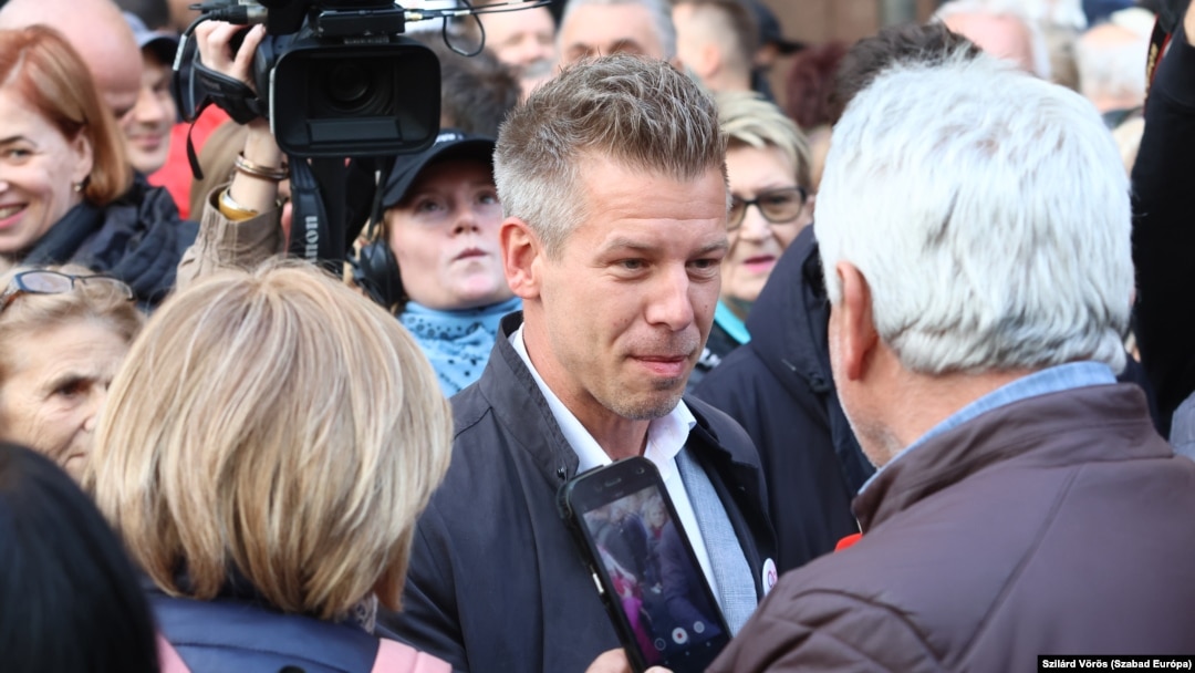 Peter Magyar speaks with protesters in Budapest. (file photo)