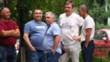 Сергей Ромадановский (на переднем плане) и Сергей Артамонов (второй справа) вместе с другими соратниками пытаются сорвать встречу кандидатов от "Яблока" с жителями посёлка Осиново. 