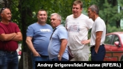 Сергей Ромадановский (на переднем плане) и Сергей Артамонов (второй справа) вместе с другими соратниками пытаются сорвать встречу кандидатов от "Яблока" с жителями посёлка Осиново. 