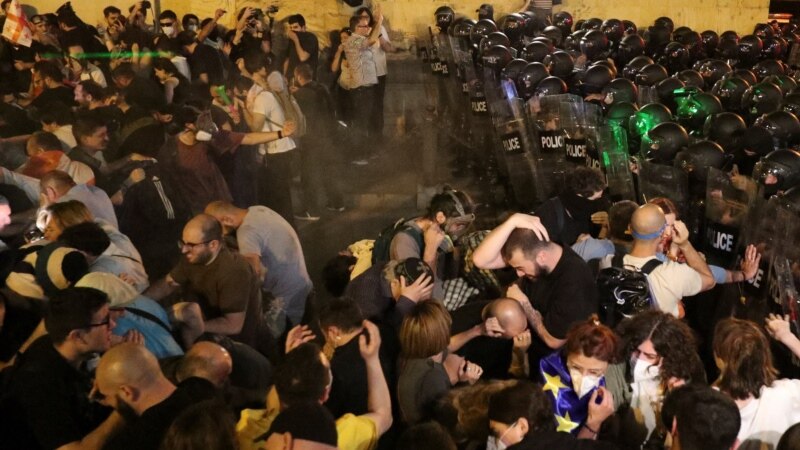 Грузияда полиция акцияга чыккандарга атайын каражаттарды колдонду
