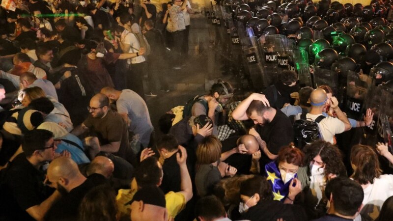 У парламента Грузии произошли стычки протестующих с полицией