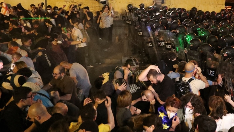 В Тбилиси спецназ применил перцовый газ на акции оппозиции у парламента
