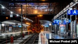  Празен перон на основната жп гара във Франкфурт, Германия, 27 март 2023 година 