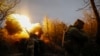 Forcat ukrainase duke sulmuar me obusë poziconet ruse në rajonin e Hersonit. 12 mars 2024.
