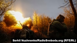Forcat ukrainase duke sulmuar me obusë poziconet ruse në rajonin e Hersonit. 12 mars 2024.
