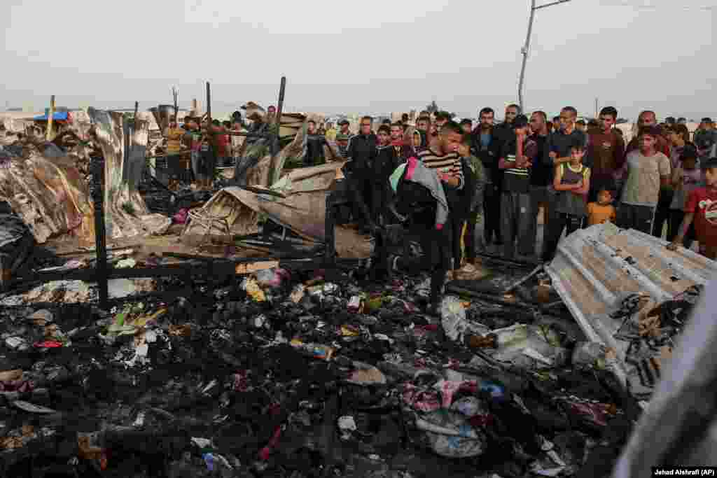 ویرانه&zwnj;های برجا مانده از حمله اسرائیل به محل اسکان آوارگان در رفح در روز دوشنبه هفتم خرداد