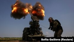 Українські військові ведуть вогонь по позиціях російських військ біля Бахмута, 5 липня 2023 року