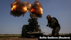 Український військовослужбовець веде вогонь із самохідної гаубиці «Богдана» в бік російських військ поблизу Бахмута, 5 липня 2023 року