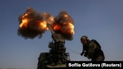 Украинский военнослужащий ведет огонь из самоходной гаубицы «Богдана» в сторону российских войск вблизи Бахмута, 5 июля 2023 года