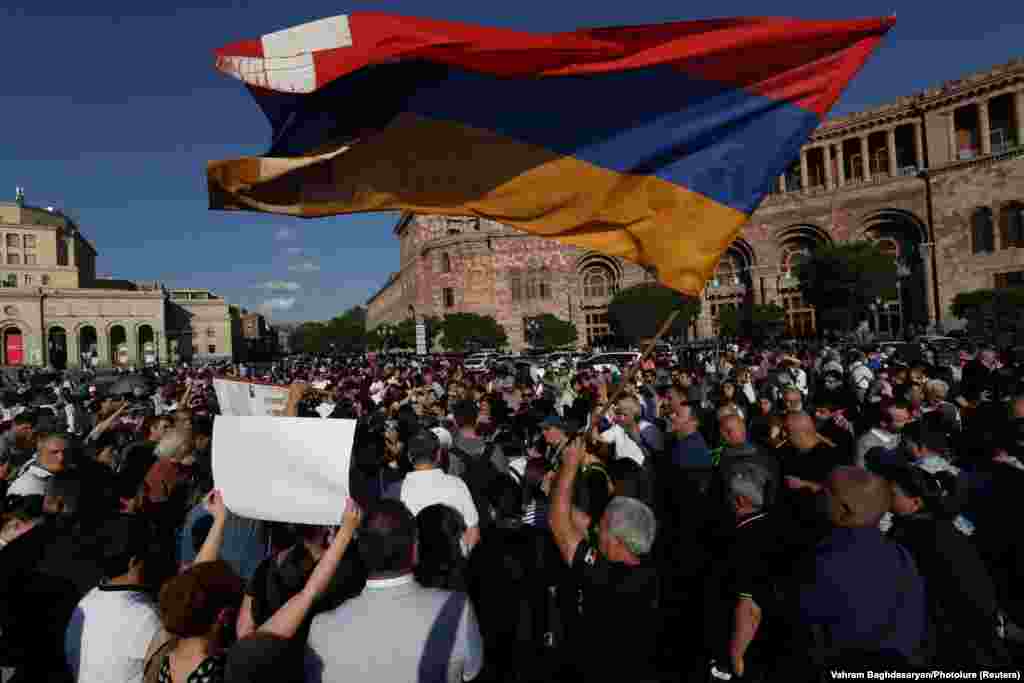 Протестующие собираются возле здания правительства в Ереване, 19 сентября 2023 года. 20 сентября, на второй день обострения ситуации в Нагорном Карабахе, Азербайджан и этнические армяне договорились о немедленном прекращении огня. Фактическое руководство региона, населённого преимущественно этническими армянами, приняло предложение от российской миротворческой миссии и согласилось на переговоры о &laquo;реинтеграции&raquo; территории в состав Азербайджана