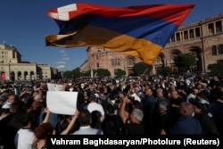 Protestuesit në Jerevan u mblodhën pranë ndërtesës së Qeverisë, pasi Azerbajxhani nisi një operacion ushtarak në rajonin e Nagorno-Karabakut. Armeni, 19 shtator 2023.