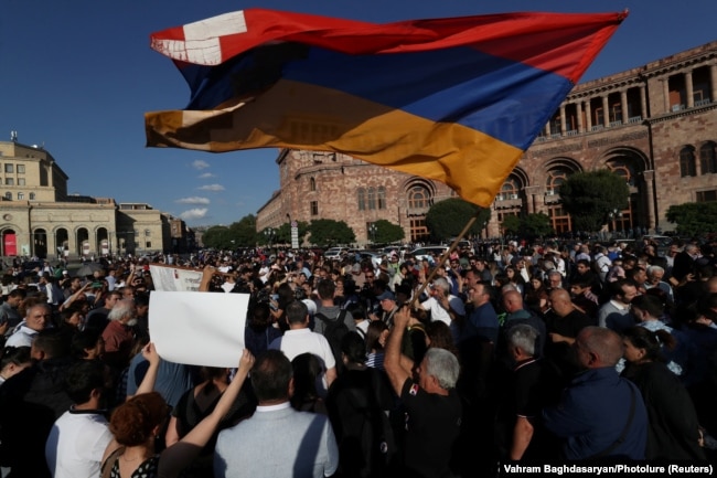 Protestuesit në Jerevan u mblodhën pranë ndërtesës së Qeverisë, pasi Azerbajxhani nisi një operacion ushtarak në rajonin e Nagorno-Karabakut. Armeni, 19 shtator 2023.