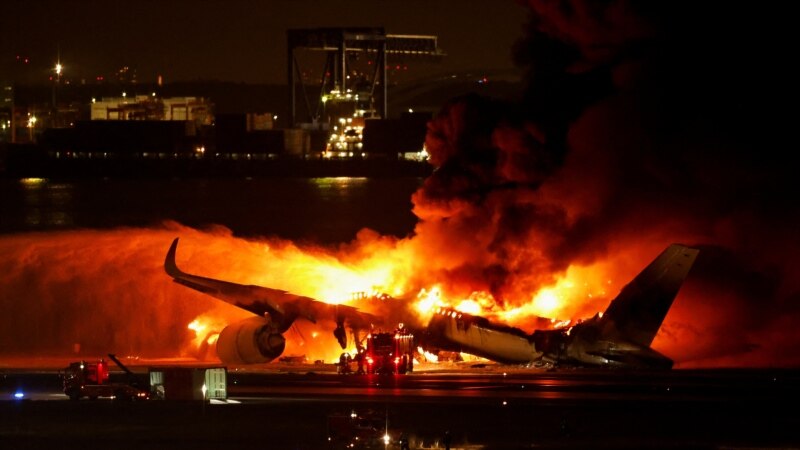 Zapalio se avion na pisti na tokijskom aerodromu Haneda