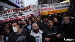 Protesti ispred sjedišta Hellenic Train-a nakon nesreće, u kojoj su se sudarila dva voza u blizini grada Larise, u Atini, Grčka, 1. marta 2023. 