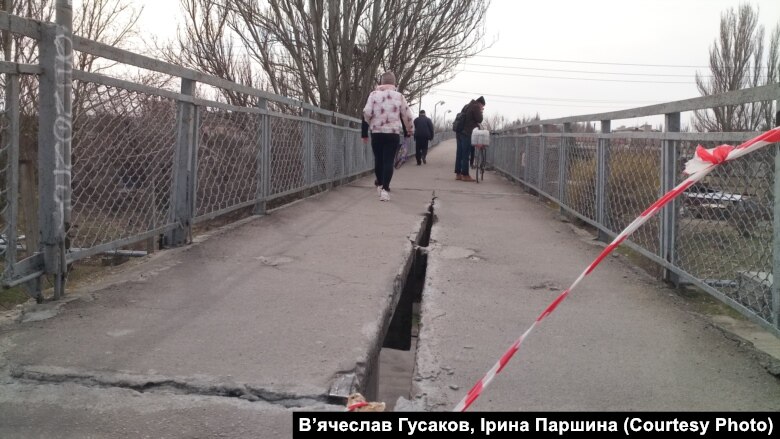 Міст, що з'єднує два мікрорайони Херсона, тріснув через пересування важкої військової техніки РФ