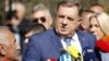 Predsjednik bosanskohercegovačkog entiteta Republika Srpska Milorad Dodik daje izjavu za medije pred Sudom Bosne i Hercegovine, u Sarajevu, 16. oktobra 2023.