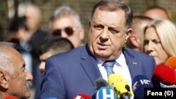 Predsjednik bosanskohercegovačkog entiteta Republika Srpska Milorad Dodik daje izjavu za medije pred Sudom Bosne i Hercegovine, u Sarajevu, 16. oktobra 2023.