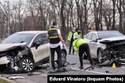 Soferii cu masinile avariate în urma unor accidente provocate de asigurați Euroins au acum emoții legate de acceptarea reparațiilor de către service-uri și momentul returnării banilor. În imagine, accident rutier cu mai multe mașini implicate, în București, în 2021.