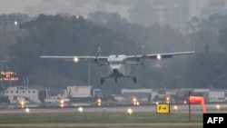 لحظهٔ فرود «هواپیمای مرگ» در فرودگاه بین‌المللی بوئنوس آیرس