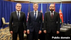 Ադրբեջանի արտգործնախարար Ջեյհուն Բայրամովը, ԱՄՆ պետքարտուղար Էնթոնի Բլինքենը և Հայաստանի արտգործնախարար Արարատ Միրզոյանը, Վաշինգտոն, 10-ը հուլիսի, 2024թ.