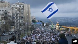 ჰამასის ხელში მყოფი მძევლების ახლობლების ოთხდღიანი მსვლელობა ღაზის საზღვრიდან იერუსალიმამდე. 2 მარტს ისინი მძევლების დაუყოვნებლივ გათავისუფლებას მოითხოვდნენ. 
31 მარტს იერუსალიმში ომის დაწყებიდან ყველაზე დიდი ანტისამთავრობო აქცია მოეწყო. 
