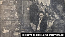 La expoziția cu vânzare de haine pentru sezonul de toamnă - iarnă 1953/54, din „parcul în numele lui Pușkin” din Chișinău. „Moldova socialistă”, 20 Septembrie 1953. 