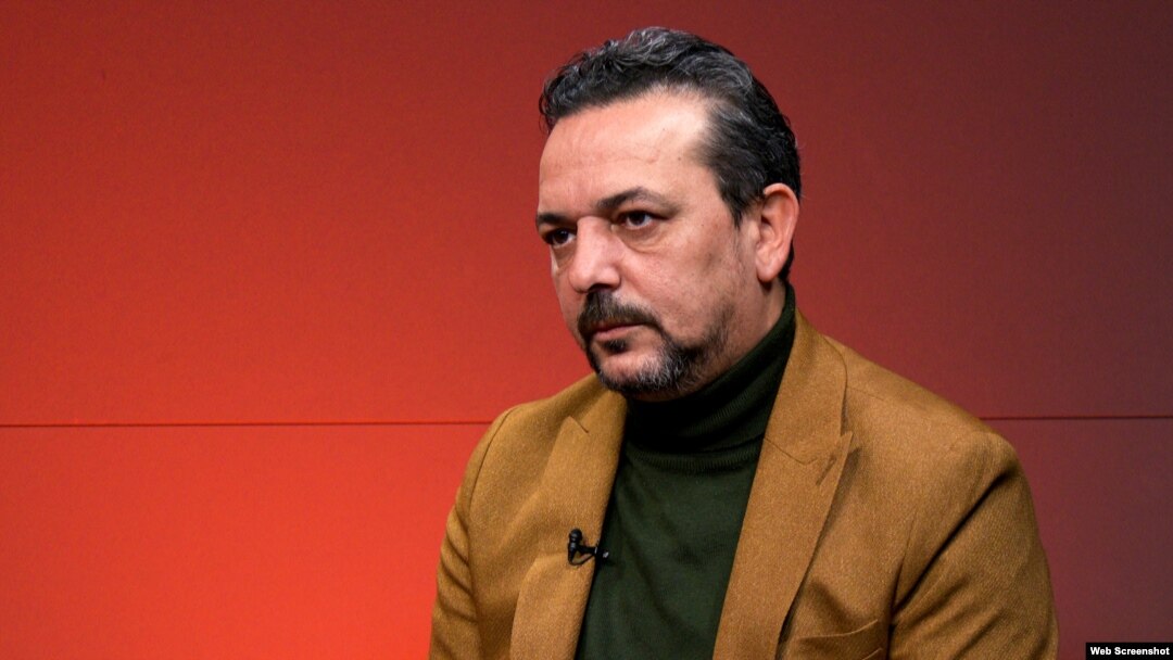 Daniel Șandru este profesor universitar doctor la Facultatea de Științe Politice a Universității Petre Andrei din Iași și președinte al Institutului de Investigare a Crimelor Comunismului și Memoria Exilului Românesc. 