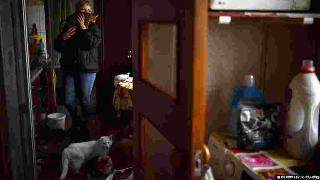 Osim što brine o životinjama koje lutaju ulicama, Svitlana u svom domu ima i 13 mačaka i 14 pasa.