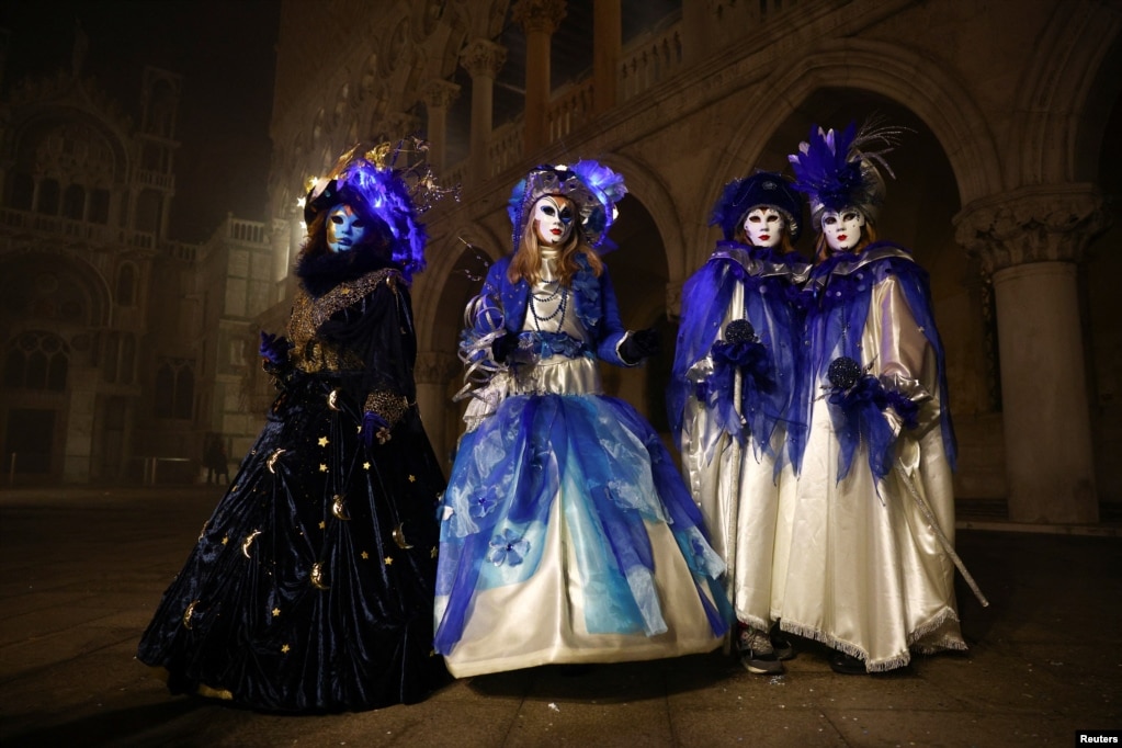 Pjesëmarrës të maskuar në Sheshin e Shën Markut në Veneddik.