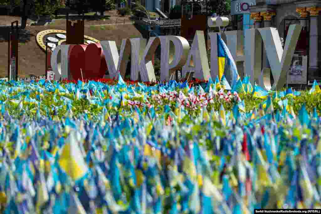Поле синьо-жовтих прапорців на Майдані Незалежності, які символізують загиблих оборонців України. Київ, серпень 2023 року&nbsp;
