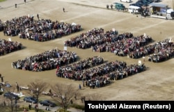 Protestuesit japonezë formojnë mesazhin "NO WAR, NO DU" gjatë një tubimi për të kundërshtuar pushtimin e Irakut dhe përdorimin e uraniumit të varfëruar, më 2003.