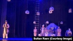 Бухара облустук драма театрынын Султан Раевдин “Маң” пьесасын аткаруу учурунан. Апрель, 2024-жыл.